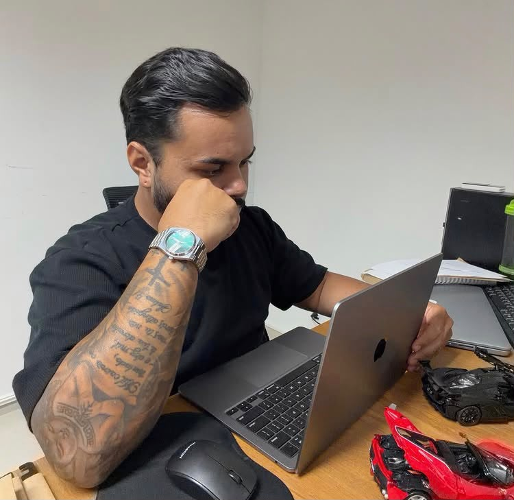 Bruno Cunha trabalhando em seu escritório